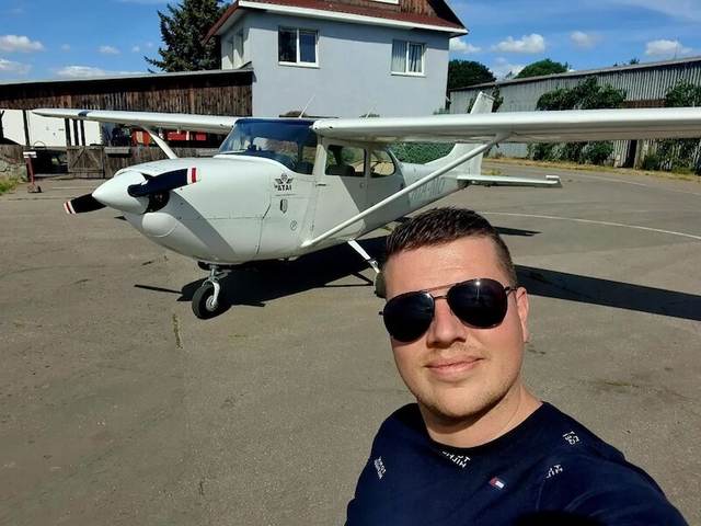 Michal Dlužanin pri malom lietadle na Malte