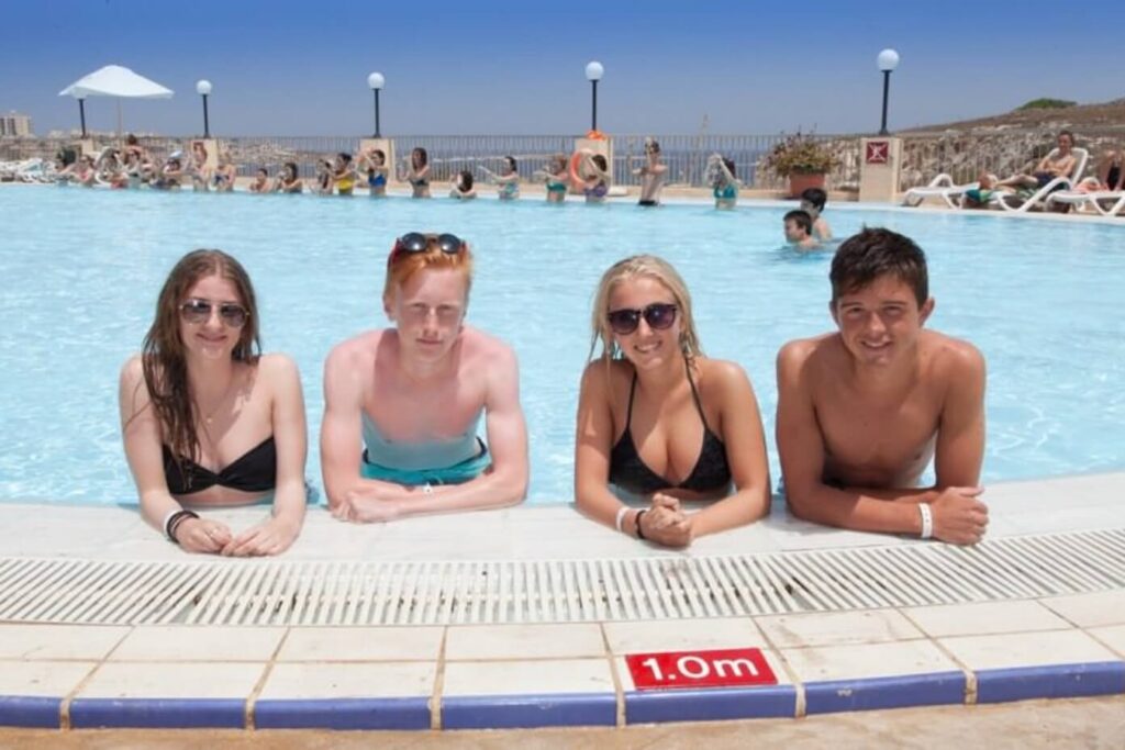 Deti sa učia angličtinu v triede ESE Malta Salini Resort