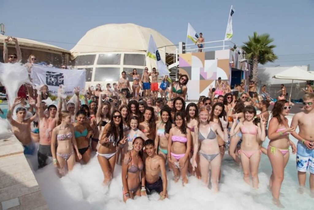 Deti pri bazéne Salini Resort počas rodinného pobytu Malta