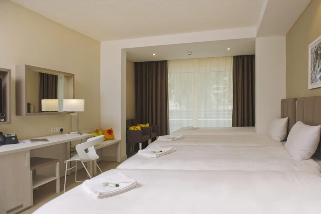 Spoločná večera rodín v reštaurácii Salini Resort Malta