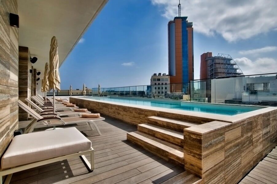 Number 11 Urban Hotel Malta – strešný bazén s výhľadom na more