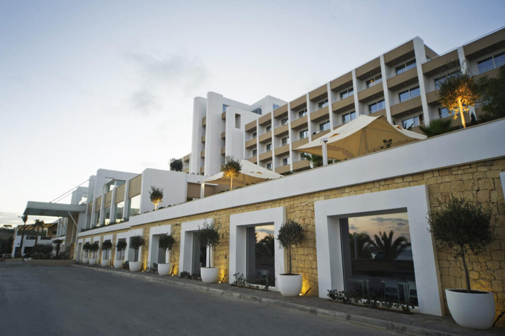Areál Salini Resort s budovou jazykovej školy pre deti ESE Malta