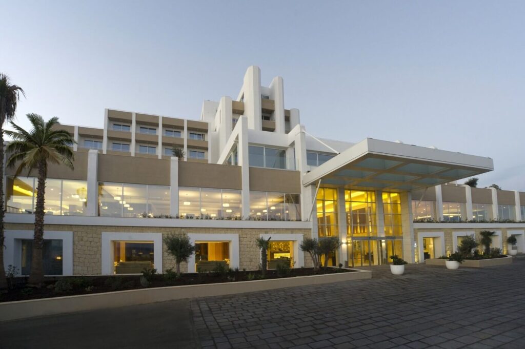 Infinity bazén Salini Resort s panorámou Stredozemného mora