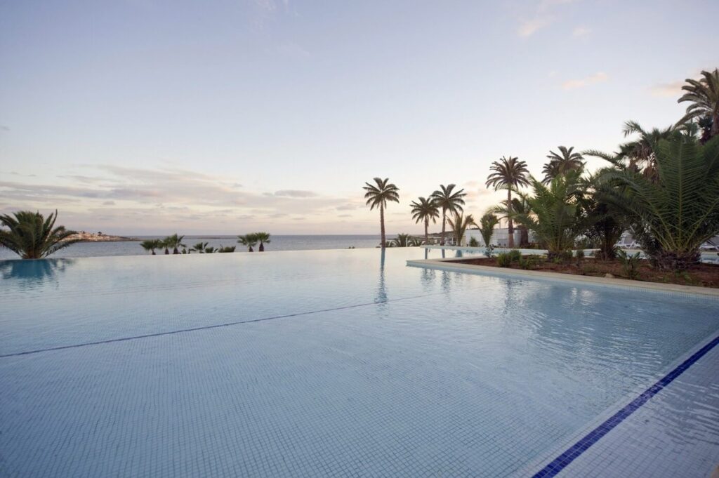 Záhrada a terasa Salini Resort Malta