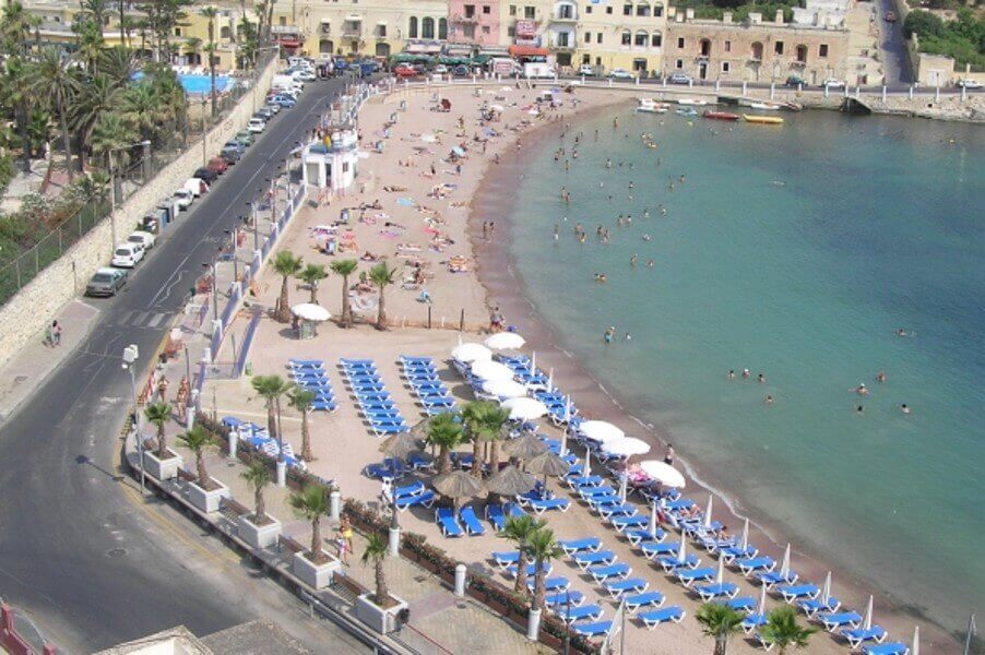 Pláž St. George's Bay Malta neďaleko školy ESE